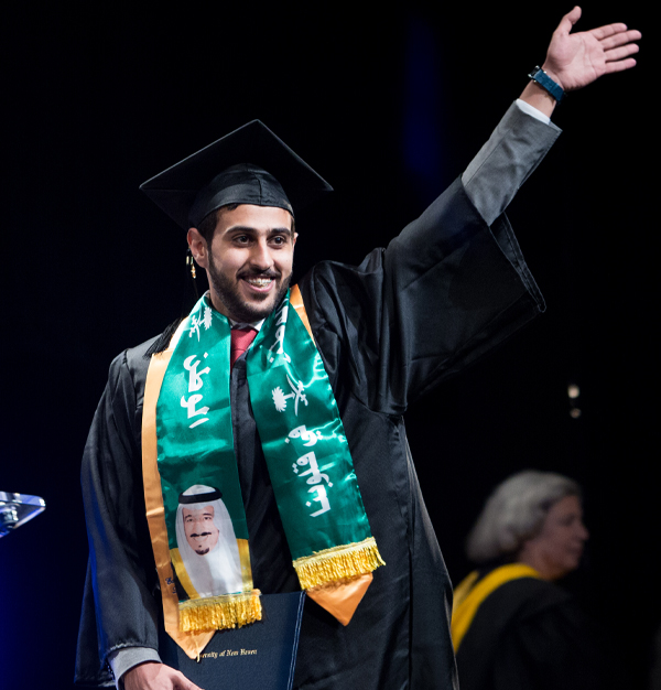 خريجو جامعة نيو هيفن يحتفلون في حفل التخرج 